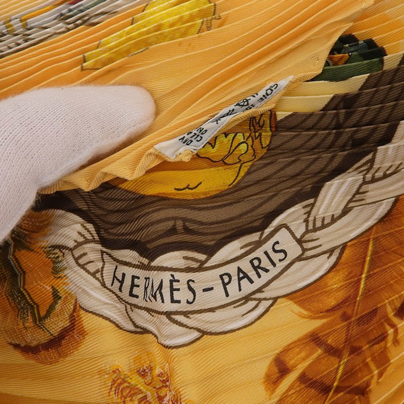 http://エルメス%20HERMES%20プリーツカレ%20スカーフ%20COUVEE%20D'HERMES%20エルメスの雛たち%20シルク%20オレンジ%20中古%20HE1101