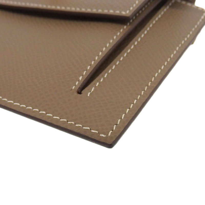 http://エルメス%20HERMES%20ケリーポケット%20コンパクト%20コインケース%20エプソン%20エトゥープ%20D刻印%202019年%20美品%20HE1103