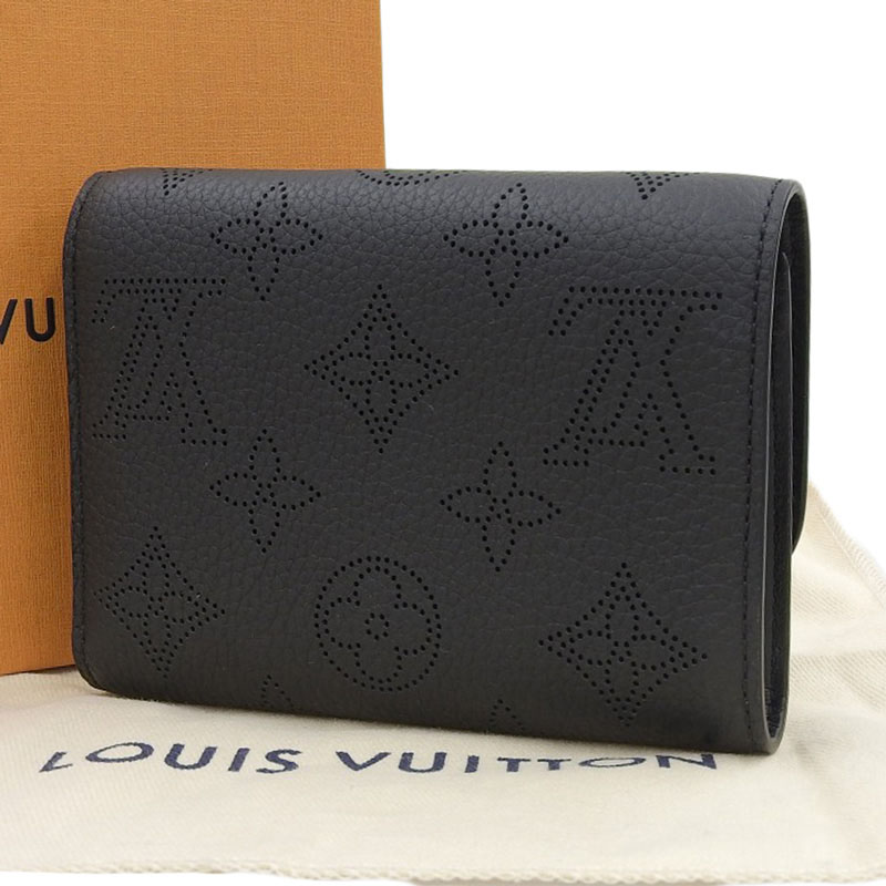 http://ルイヴィトン%20LOUIS%20VUITTON%20ポルトフォイユ・ヴィクトリーヌ%20マヒナ%20三つ折り財布%20コンパクト財布%20ノワール%20M82679%20中古%20LV1636