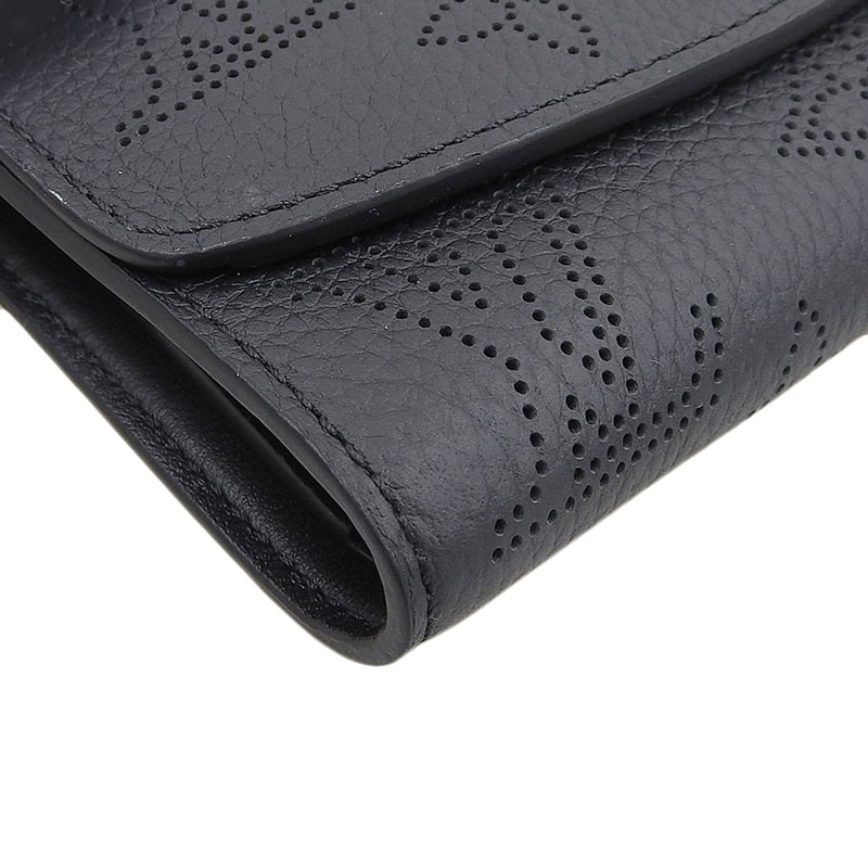 http://ルイヴィトン%20LOUIS%20VUITTON%20ポルトフォイユ・ヴィクトリーヌ%20マヒナ%20三つ折り財布%20コンパクト財布%20ノワール%20M82679%20中古%20LV1636