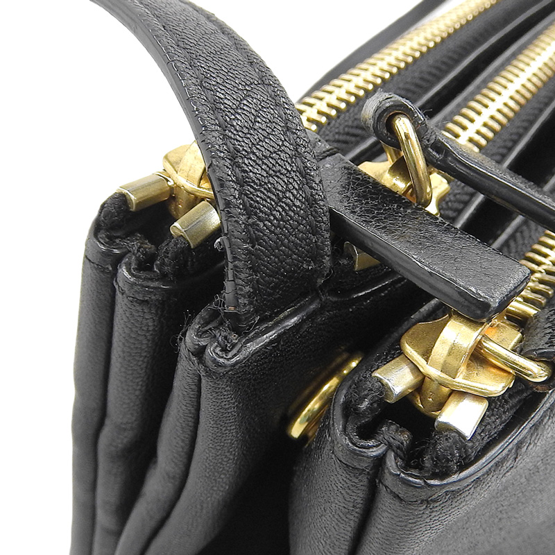 http://セリーヌ%20CELINE%20トリオ%20ショルダーバッグ%20斜め掛けショルダーバッグ%20レザー%20ブラック%20中古%20OB2096