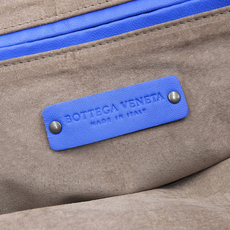 http://ボッテガヴェネタ%20BOTTEGA%20VENETA%20イントレチャート%20ショルダーバッグ%20レザー%20ブルー%20中古%20OB2097