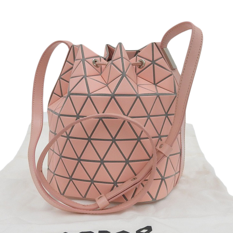 http://イッセイミヤケ%20ISSEY%20MIYAKE%20バオバオ%20ショルダーバッグ%20レザー%20ピンク%20中古%20OB2103