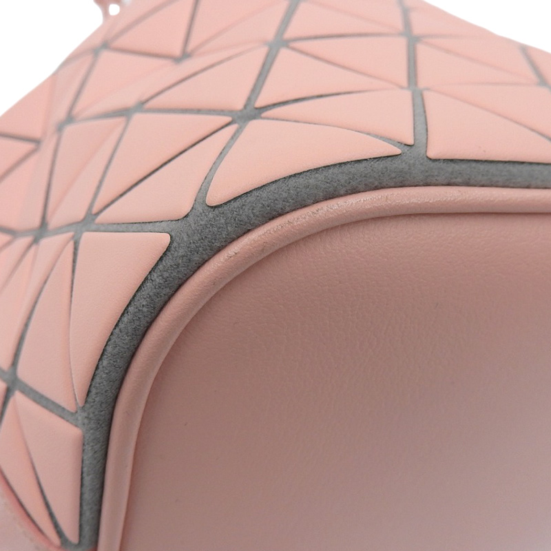 http://イッセイミヤケ%20ISSEY%20MIYAKE%20バオバオ%20ショルダーバッグ%20レザー%20ピンク%20中古%20OB2103