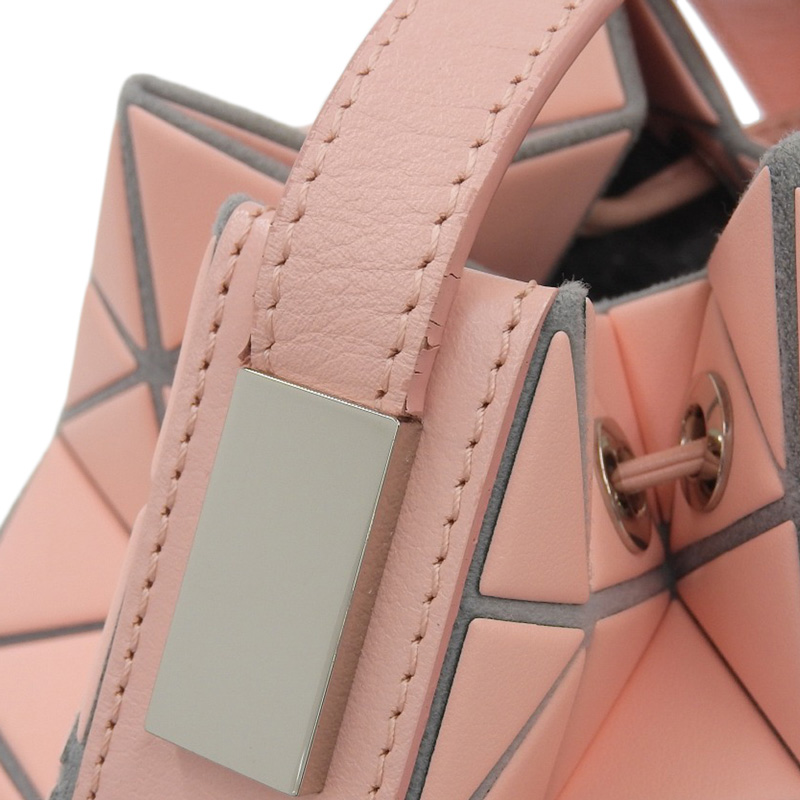 http://イッセイミヤケ%20ISSEY%20MIYAKE%20バオバオ%20ショルダーバッグ%20レザー%20ピンク%20中古%20OB2103