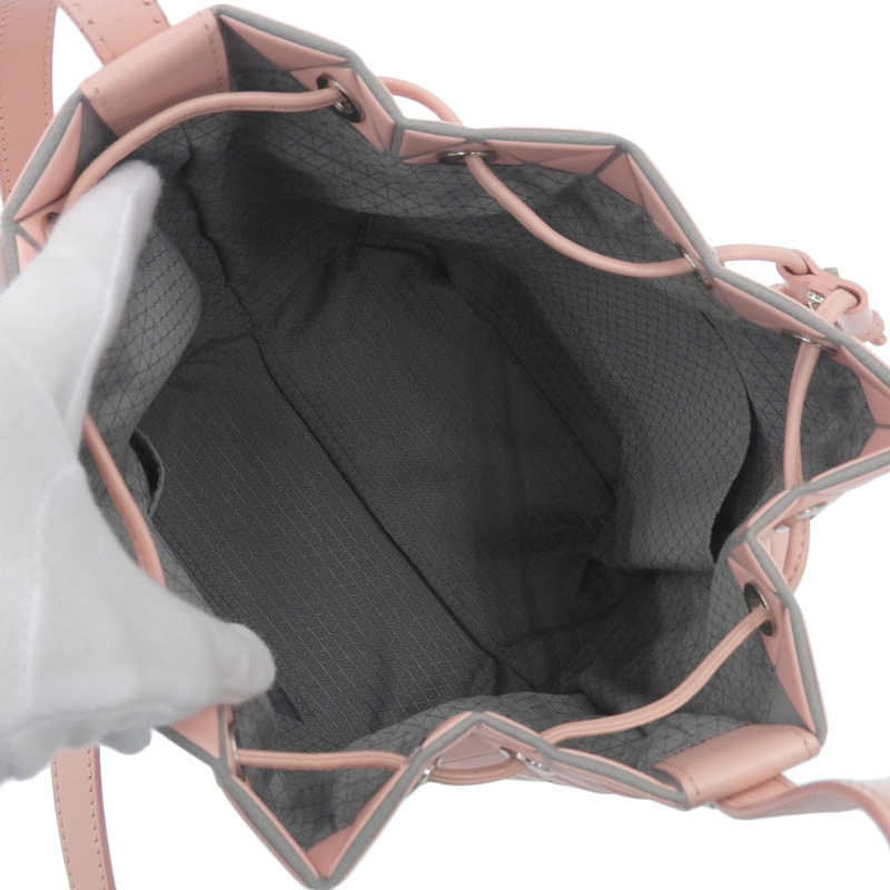 http://イッセイミヤケ%20ISSEY%20MIYAKE%20バオバオ%20ショルダーバッグ%20レザー%20ピンク%20中古%20OB2103