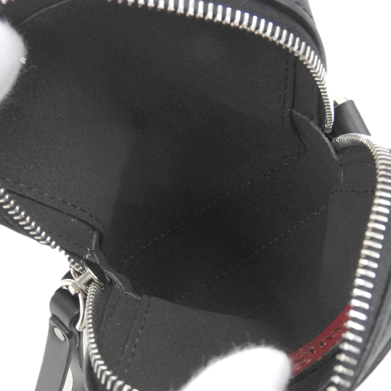 http://ヴァレンティノ%20VALENTINO%20ショルダーバッグ%20VLTN%20レザー%20ブラック%205Y2B0943WJW%20中古%20OB2104