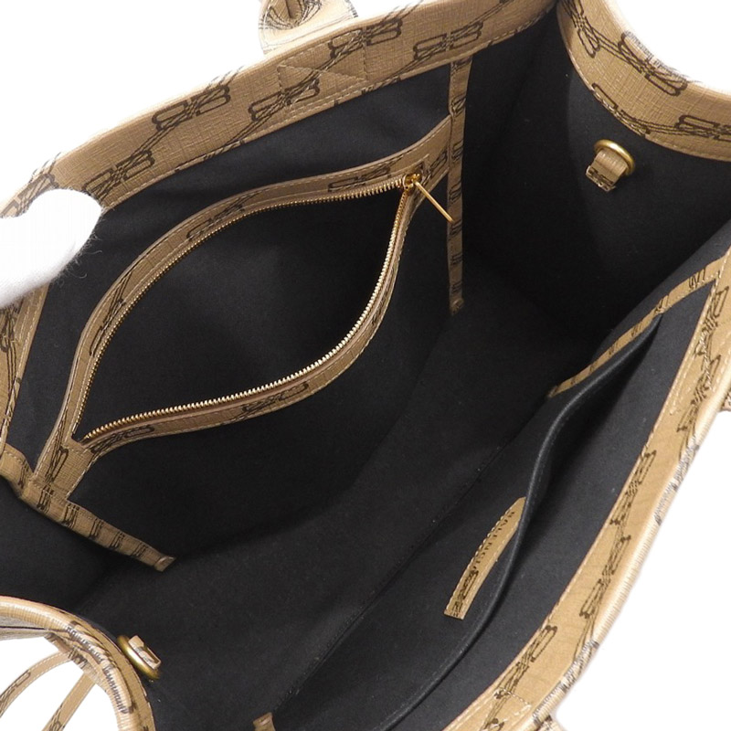 http://バレンシアガ%20BALENCIAGA%20BBモノグラム%20ハードウェアトート%202WAY%20トートバッグ%20ショルダーバッグ%20PVC%20ブラウン%20671400%20中古%20OB2127