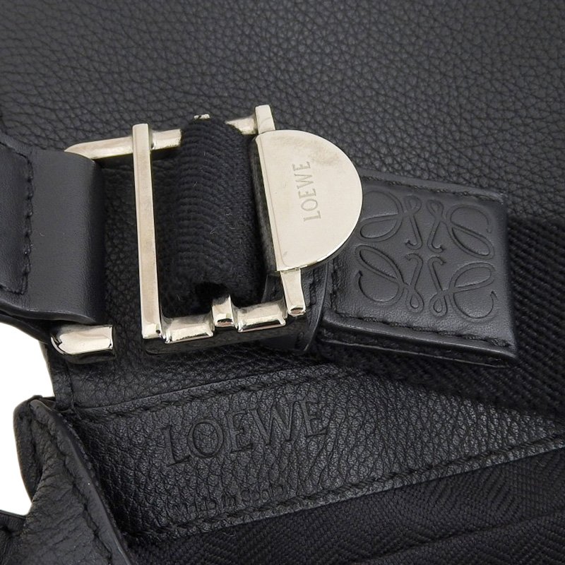 http://ロエベ%20LOEWE%20ミリタリー%20バムバッグ%20スモール%20ショルダーバッグ%20メッセンジャーバッグ%20レザー%20ブラック%20中古%20OB2142