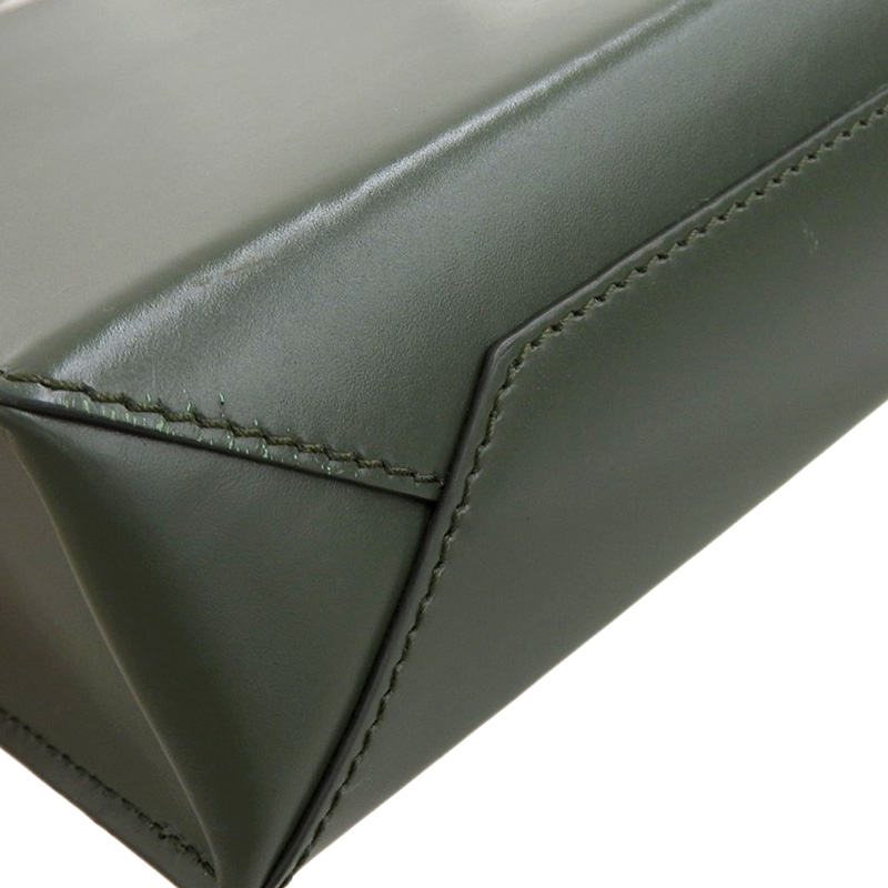 http://ロエベ%20LOEWE%20スタンダード%20A5%202WAYバッグ%20ショルダーバッグ%20ハンドバッグ%20ロゴ%20レザー%20カーキ%20中古%20OB2151