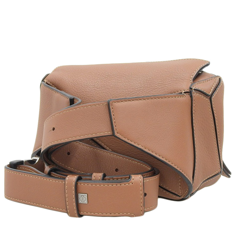 http://ロエベ%20LOEWE%20パズル%20バムバッグミニ%20ボディバッグ%20レザー%20タン%20B510EB1%20中古%20OB2162