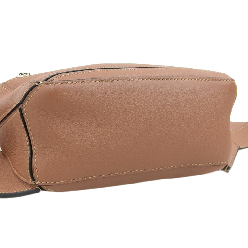 http://ロエベ%20LOEWE%20パズル%20バムバッグミニ%20ボディバッグ%20レザー%20タン%20B510EB1%20中古%20OB2162