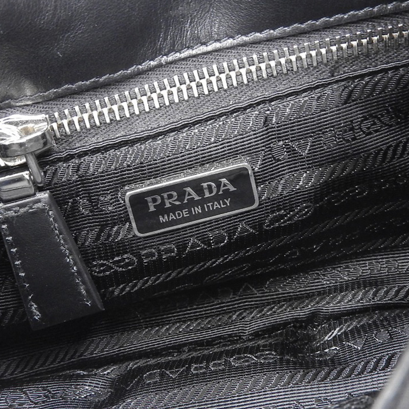 http://プラダ%20PRADA%20ムーン%202WAYバッグ%20ハンドバッグ%20ショルダーバッグ%20Re-Nylon/レザー%20ブラック%201BA381%20中古%20OB2172