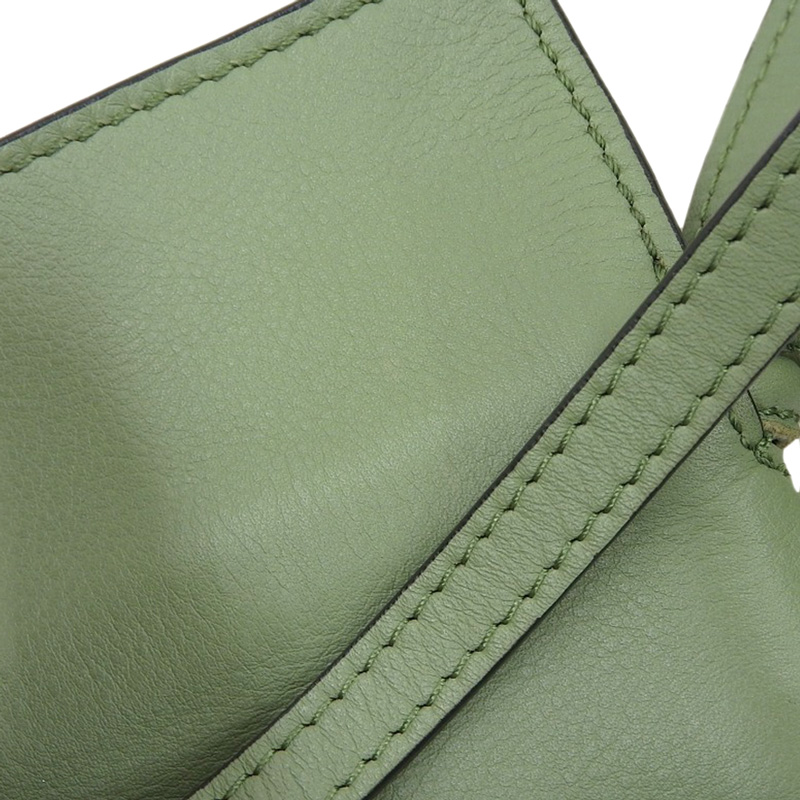 http://ロエベ%20LOEWE%20フラメンコポケット%20ショルダーバッグ%20レザー%20グリーン%20A411F10X01%20中古%20OB2176