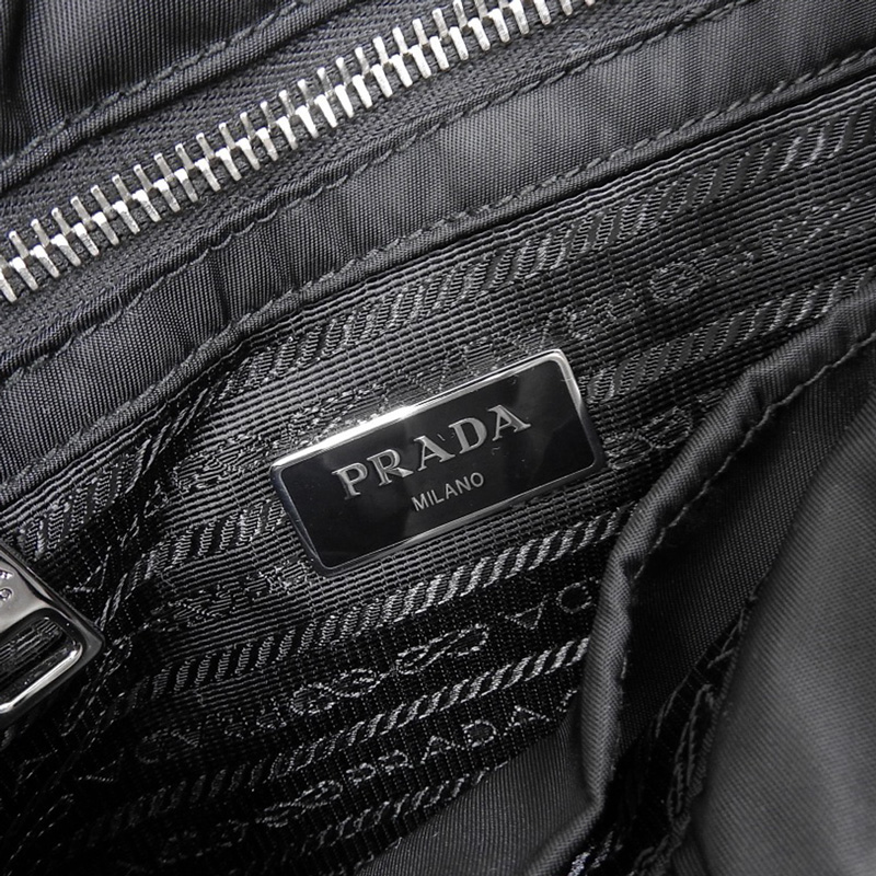 http://プラダ%20PRADA%20パデッド%20ショルダーバッグ%20Re-Nylon%20ファブリック%20レザー%20ブラック%201BD290%20中古%20OB2182