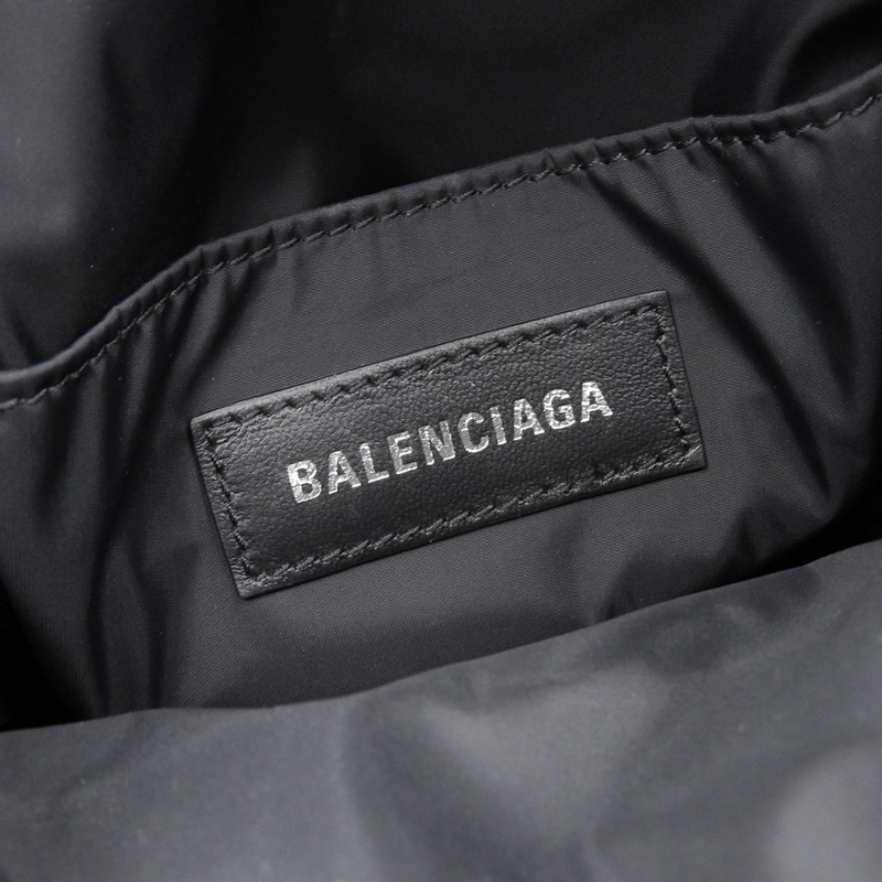http://バレンシアガ%20BALENCIAGA%20アーミークロスボディ%20ショルダーバッグ%20メッセンジャーバッグ%20ナイロン%20ブラック%20715852%20中古%20OB2187
