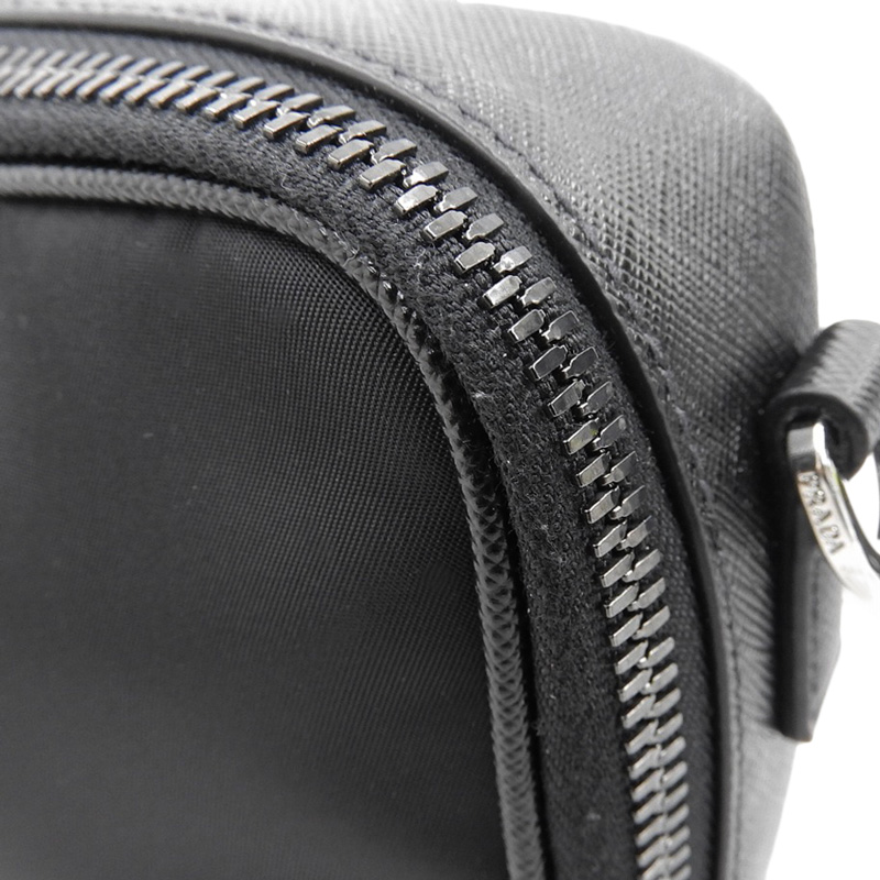 http://プラダ%20PRADA%20ブリック%20ショルダーバッグ%20Re-Nylon%20レザー%20ブラック%202VH070%20中古%20OB2196
