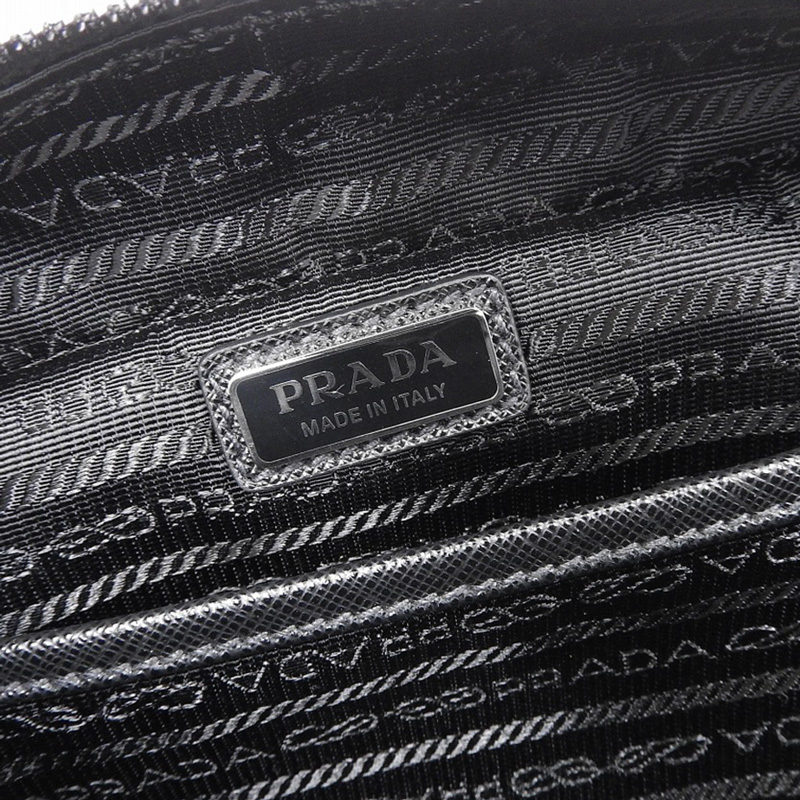 http://プラダ%20PRADA%20ブリック%20ショルダーバッグ%20Re-Nylon%20レザー%20ブラック%202VH070%20中古%20OB2196