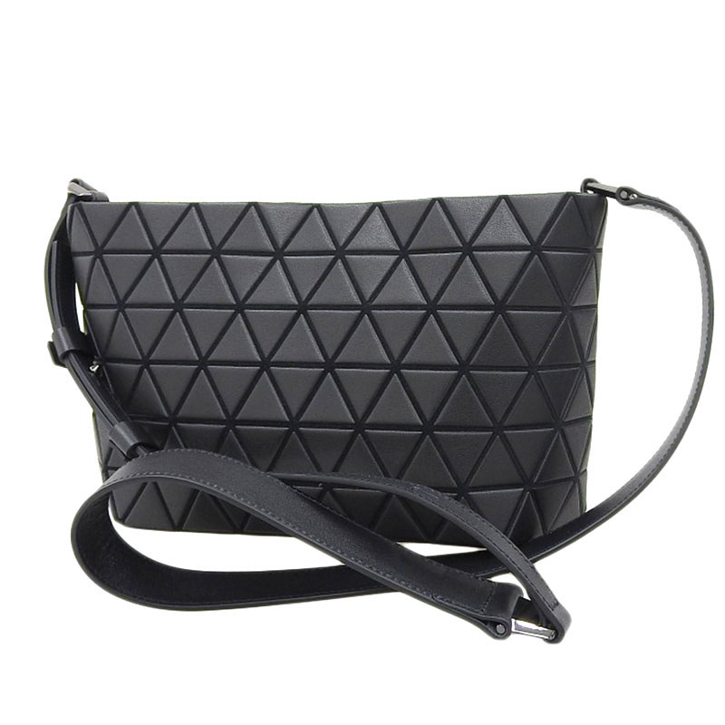 http://イッセイミヤケ%20ISSEY%20MIYAKE%20バオバオ%20ショルダーバッグ%20斜め掛けショルダー%20PVC%20ブラック%20中古%20OB2199