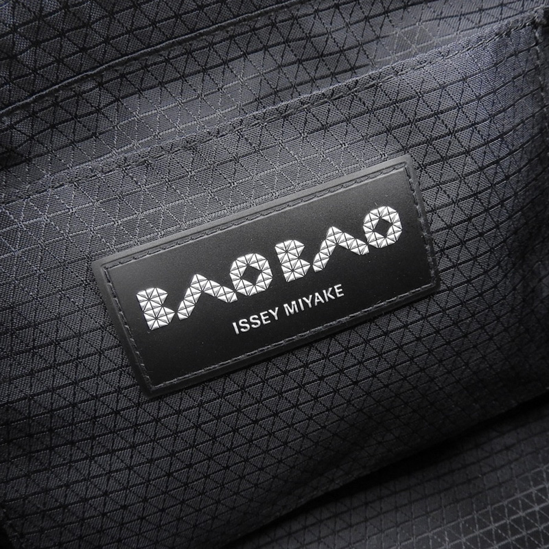 http://イッセイミヤケ%20ISSEY%20MIYAKE%20バオバオ%20ショルダーバッグ%20斜め掛けショルダー%20PVC%20ブラック%20中古%20OB2199