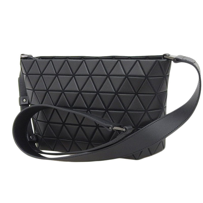 http://イッセイミヤケ%20ISSEY%20MIYAKE%20バオバオ%20ショルダーバッグ%20斜め掛けショルダー%20PVC%20ブラック%20中古%20OB2200