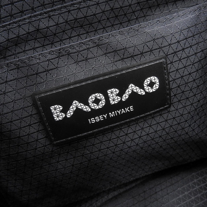http://イッセイミヤケ%20ISSEY%20MIYAKE%20バオバオ%20ショルダーバッグ%20斜め掛けショルダー%20PVC%20ブラック%20中古%20OB2200
