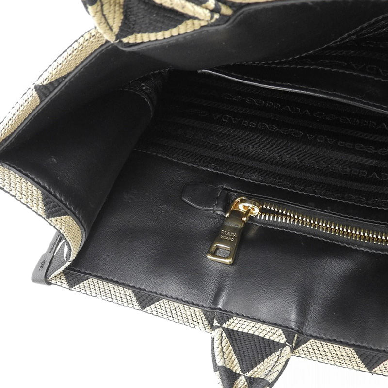 http://プラダ%20PRADA%20シンボル%20エンブロイダリー%20ラージハンドバッグ%20トート%20ファブリック/レザー%20ブラック/ベージュ%201BA356%20中古%20OB2227