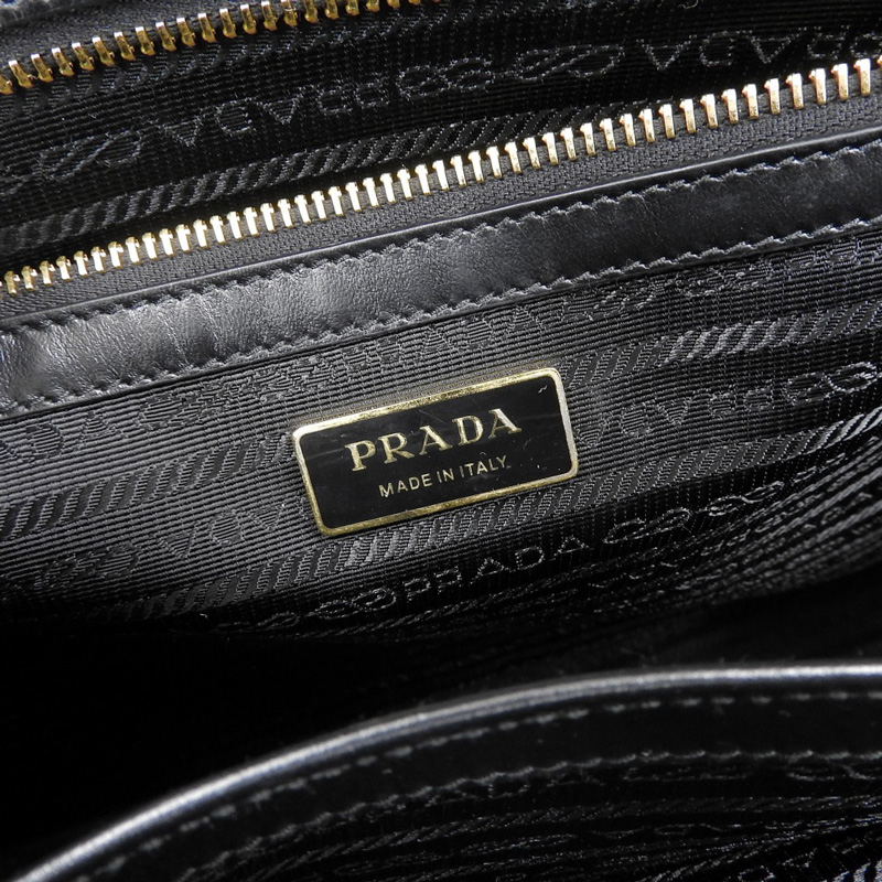 http://プラダ%20PRADA%20シンボル%20エンブロイダリー%20ラージハンドバッグ%20トート%20ファブリック/レザー%20ブラック/ベージュ%201BA356%20中古%20OB2227