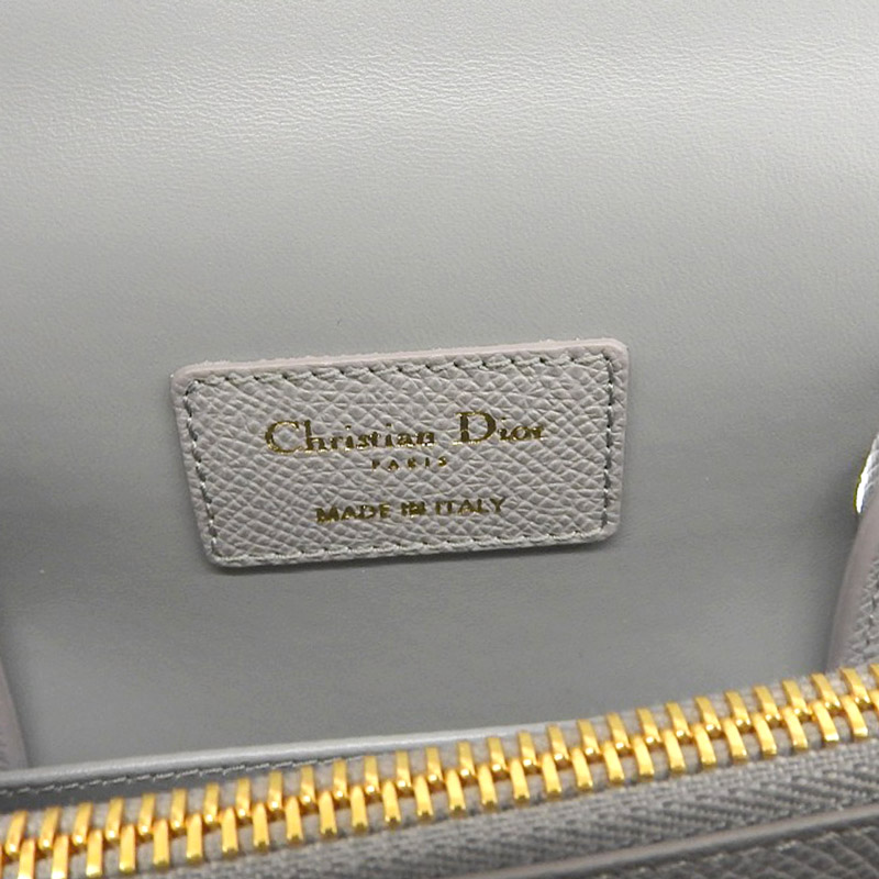 http://ディオール%20CHRISTIAN%20DIOR%20モンテーニュ30%202WAY%20ハンドバッグ%20ショルダーバッグ%20レザー%20グレー%20中古%20OB2231