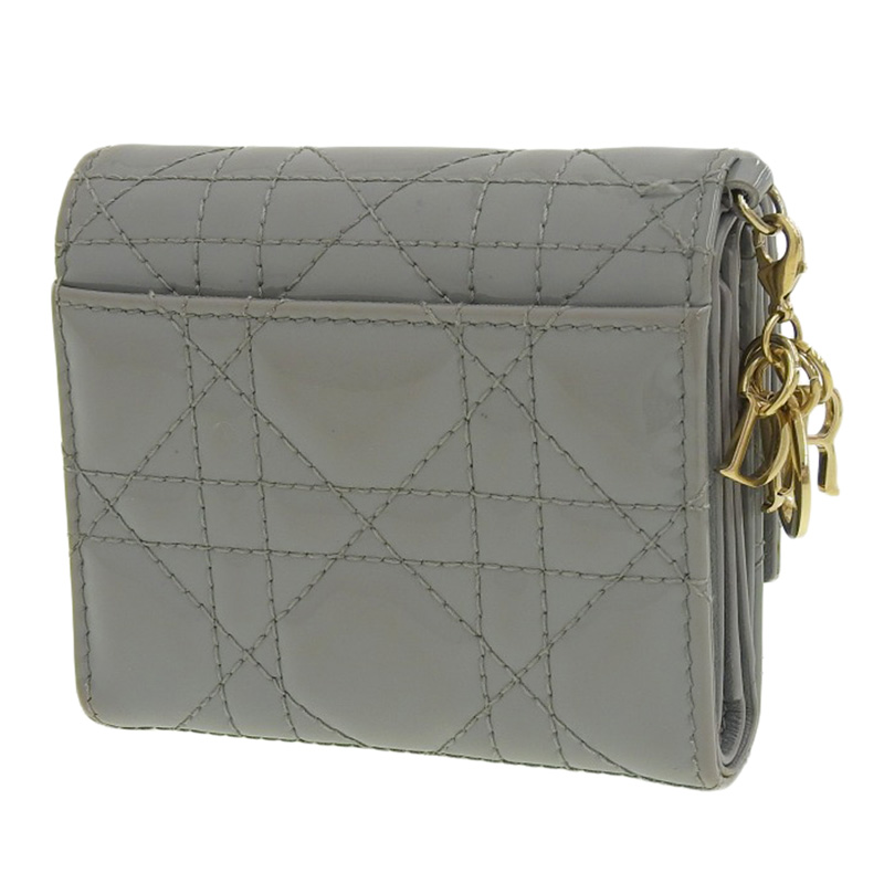 http://ディオール%20CHRISTIAN%20DIOR%20三つ折り財布%20ロータスウォレット%20カナージュ%20パテントレザー%20グレー%20S01810VRB%20中古%20OBB0567
