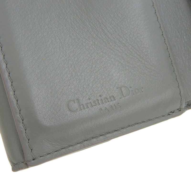 http://ディオール%20CHRISTIAN%20DIOR%20三つ折り財布%20ロータスウォレット%20カナージュ%20パテントレザー%20グレー%20S01810VRB%20中古%20OBB0567