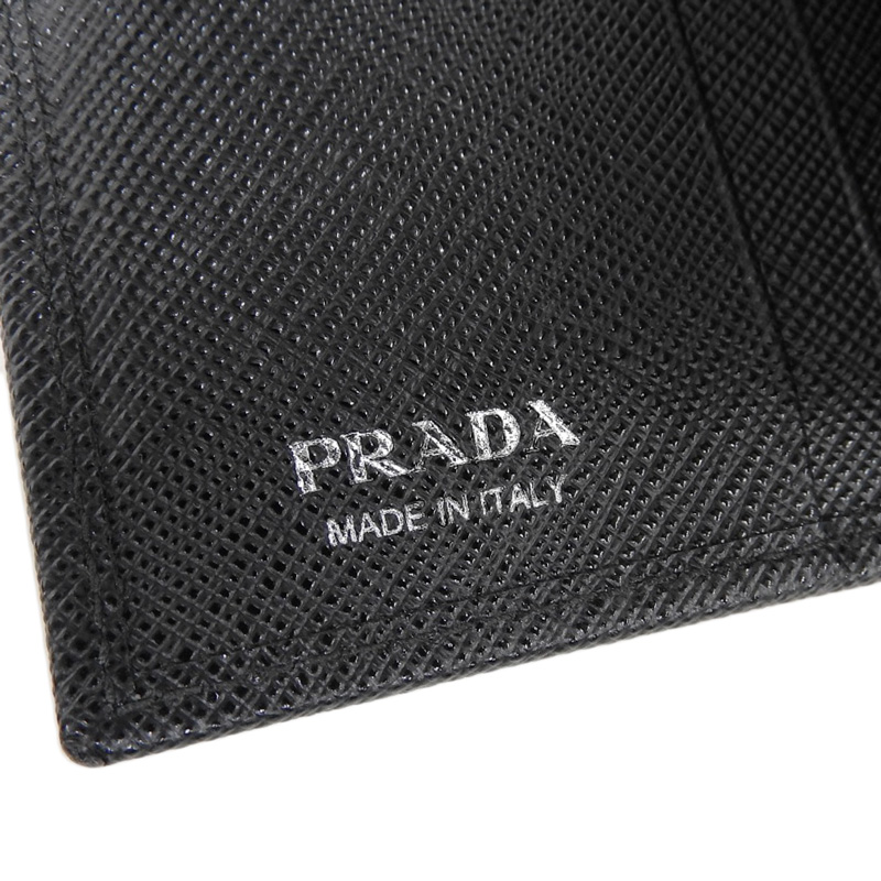http://プラダ%20PRADA%20サフィアーノ%20トライアングル%20コンパクトウォレット%20二つ折り財布%20レザー%20ブラック%201MV021%20美品%20OBB0577
