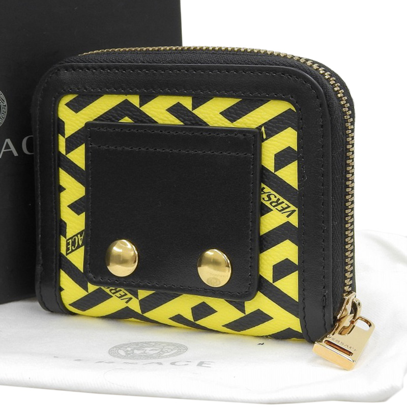 http://ヴェルサーチ%20VERSACE%20ラ・グレカ%20ジップウォレット%20コンパクト財布%20PVC%20ブラック/イエロー%201A01444%20美品%20OBB0578