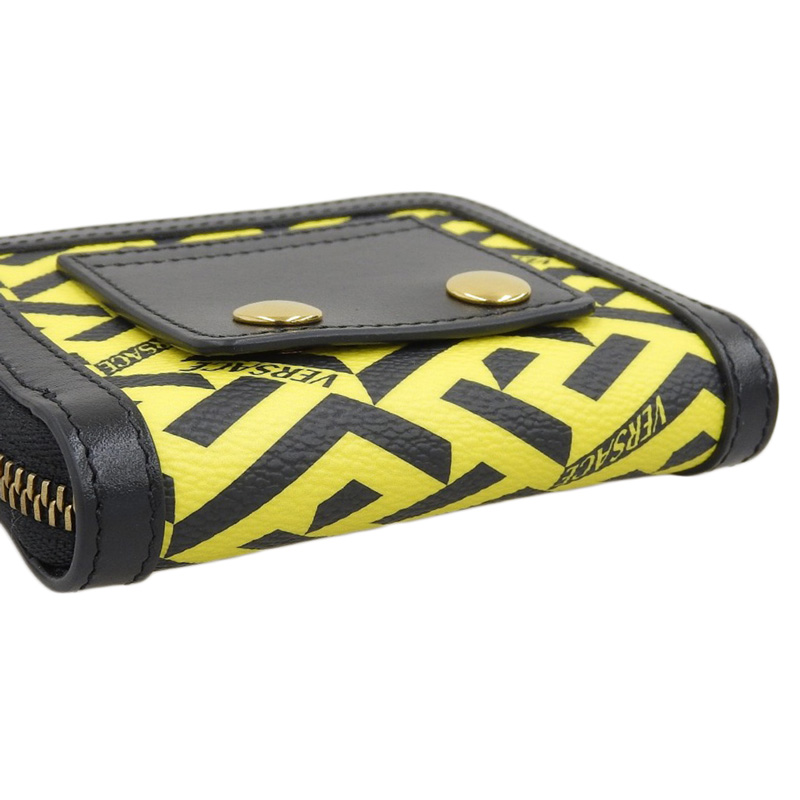 http://ヴェルサーチ%20VERSACE%20ラ・グレカ%20ジップウォレット%20コンパクト財布%20PVC%20ブラック/イエロー%201A01444%20美品%20OBB0578