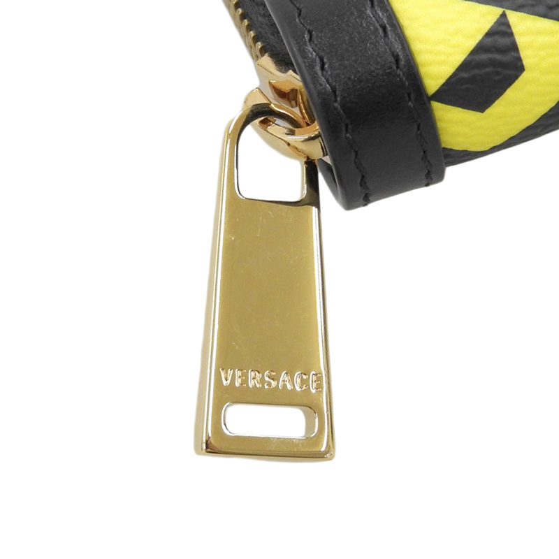 http://ヴェルサーチ%20VERSACE%20ラ・グレカ%20ジップウォレット%20コンパクト財布%20PVC%20ブラック/イエロー%201A01444%20美品%20OBB0578