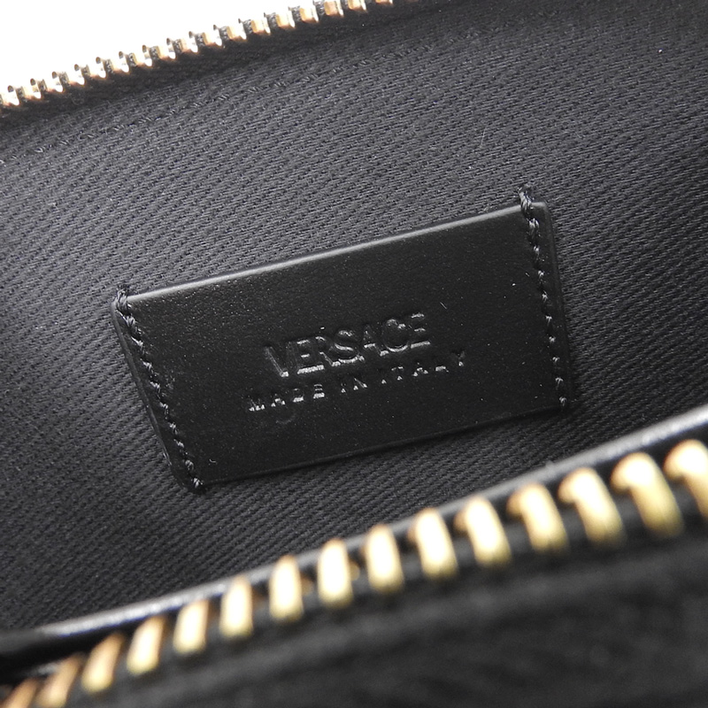 http://ヴェルサーチ%20VERSACE%20ラ・グレカ%20ジップウォレット%20コンパクト財布%20PVC%20ブラック/イエロー%201A01444%20美品%20OBB0578