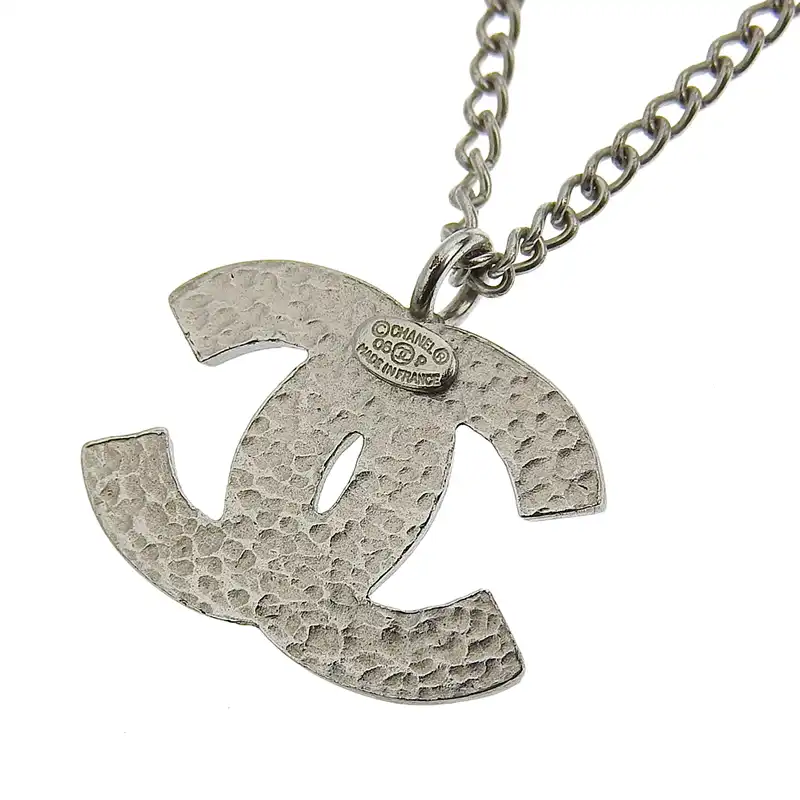 http://シャネル%20CHANEL%20ココマーク%20ネックレス%20ブラック%20シルバー色%2006P%20中古%20CH0960