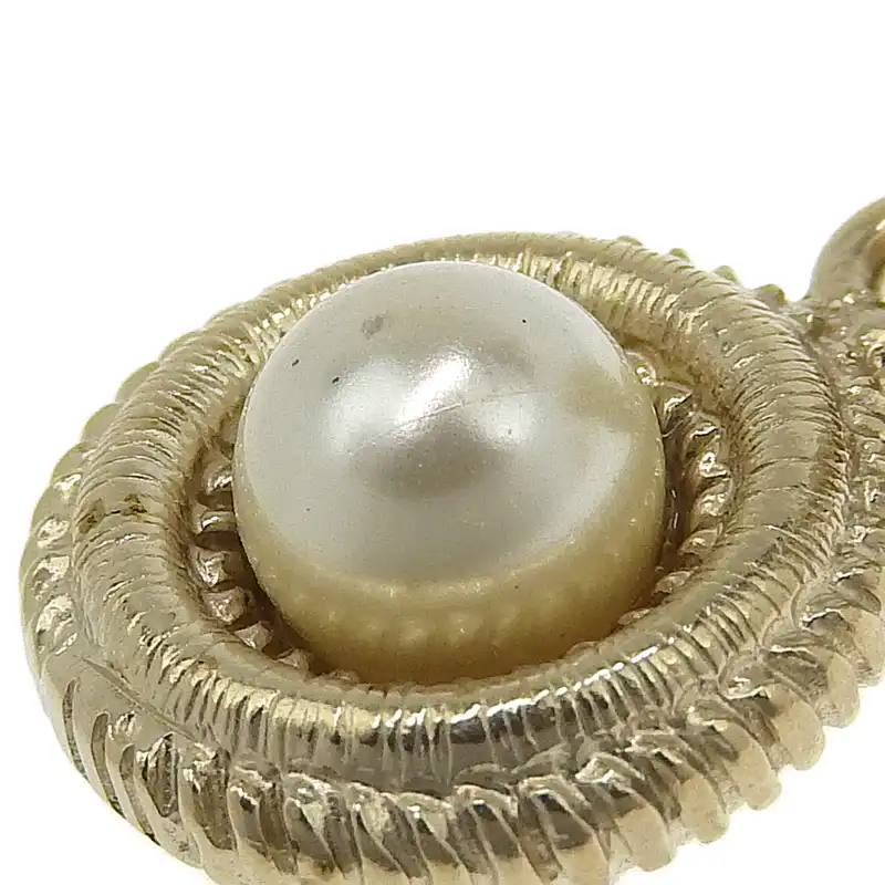 http://シャネル%20CHANEL%20ココマーク%20ピアス%20GP%20フェイクパール%20ゴールド色%20B16P%20中古%20CH0962