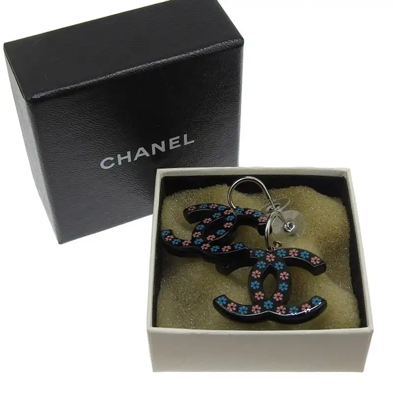 http://シャネル%20CHANEL%20ココマーク%20ピアス%20ブラック%20ピンク%20ブルー%20フラワー%20花柄%2015S%20中古%20CH0963