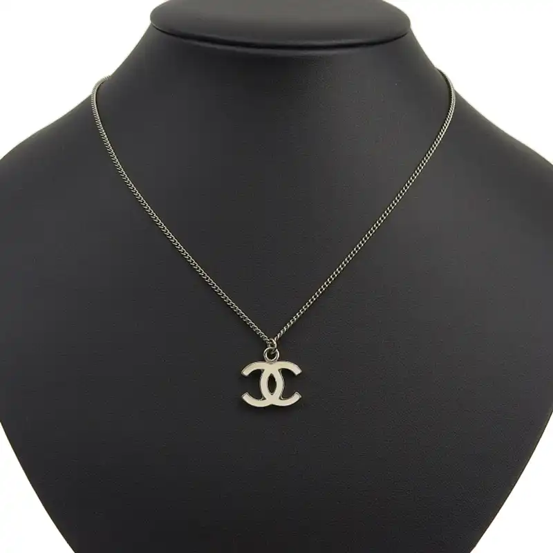 http://シャネル%20CHANEL%20ココマーク%20ネックレス%20ホワイト%20シルバー色%2007V%20中古%20CH0964