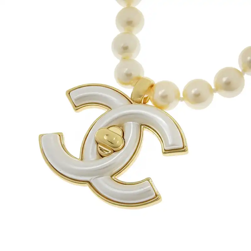 http://シャネル%20CHANEL%20ココマーク%20ネックレス%20GP%20フェイクパール%20ゴールド色%20B24A%20中古%20CH0971