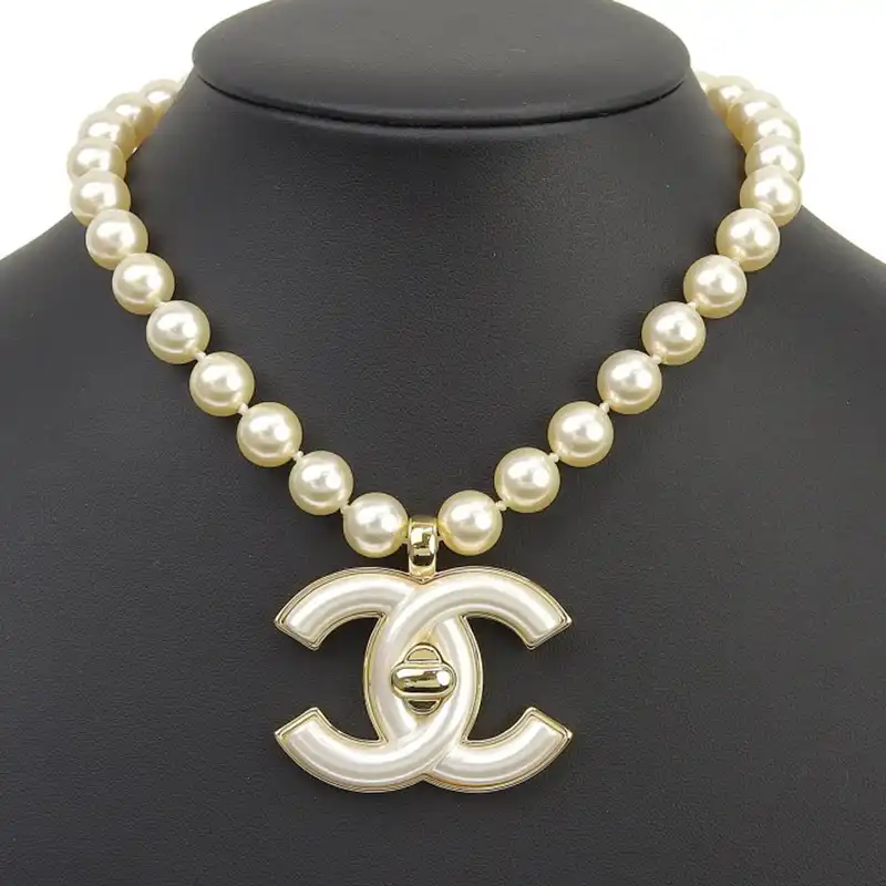 http://シャネル%20CHANEL%20ココマーク%20ネックレス%20GP%20フェイクパール%20ゴールド色%20B24A%20中古%20CH0971