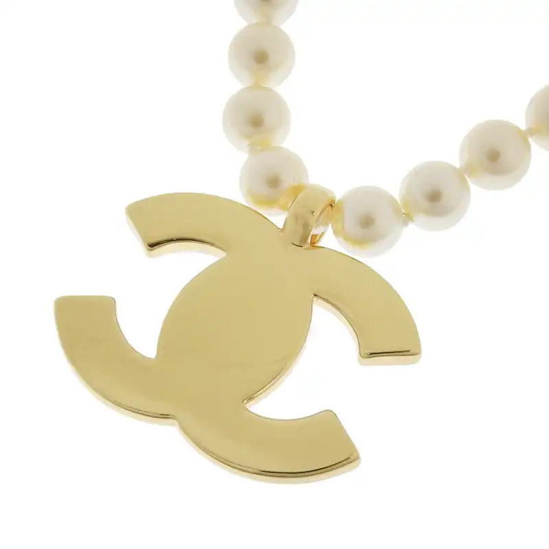 http://シャネル%20CHANEL%20ココマーク%20ネックレス%20GP%20フェイクパール%20ゴールド色%20B24A%20中古%20CH0971