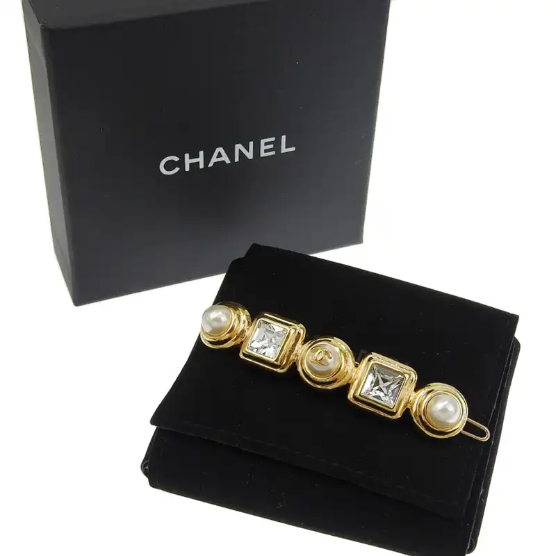 http://シャネル%20CHANEL%20ココマーク%20バレッタ%20ヘアクリップ%20GP%20フェイクパール%20ラインストーン%20ゴールド色%20B20K%20中古%20CH0973