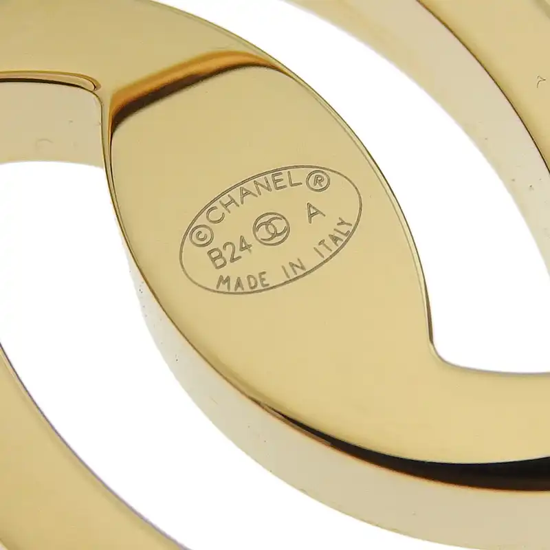 http://シャネル%20CHANEL%20ココマーク%20ブローチ%20GP%20ブラック%20ゴールド色%20B24A%20美品%20CH0974