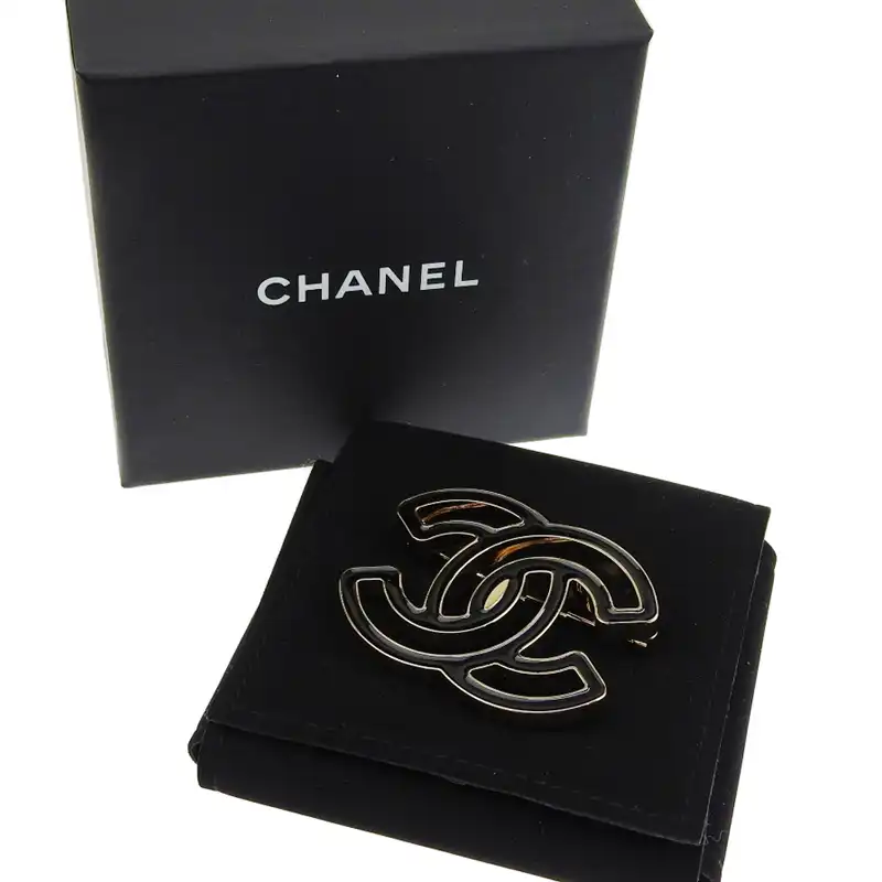 http://シャネル%20CHANEL%20ココマーク%20ブローチ%20GP%20ブラック%20ゴールド色%20B24A%20美品%20CH0974