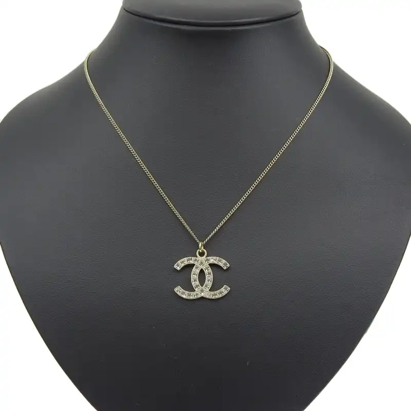 http://シャネル%20CHANEL%20ココマーク%20ネックレス%20GP%20ラインストーン%20ゴールド色%20B12A%20中古%20CH0975