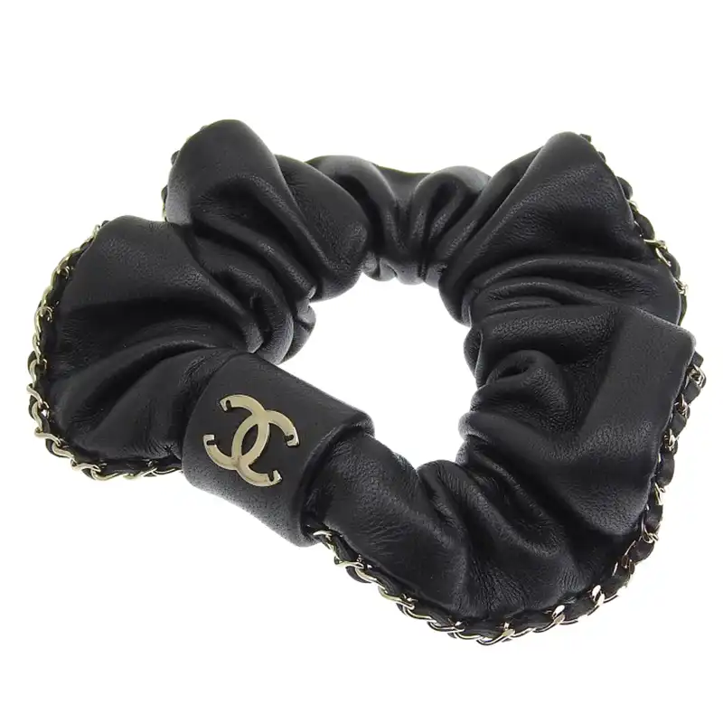 http://シャネル%20CHANEL%20ココマーク%20シュシュ%20ヘアゴム%20ヘアアクセサリー%20レザー%20GP%20ブラック%20ゴールド色%20A22V%20中古%20CH0976