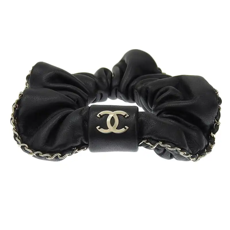 http://シャネル%20CHANEL%20ココマーク%20シュシュ%20ヘアゴム%20ヘアアクセサリー%20レザー%20GP%20ブラック%20ゴールド色%20A22V%20中古%20CH0976