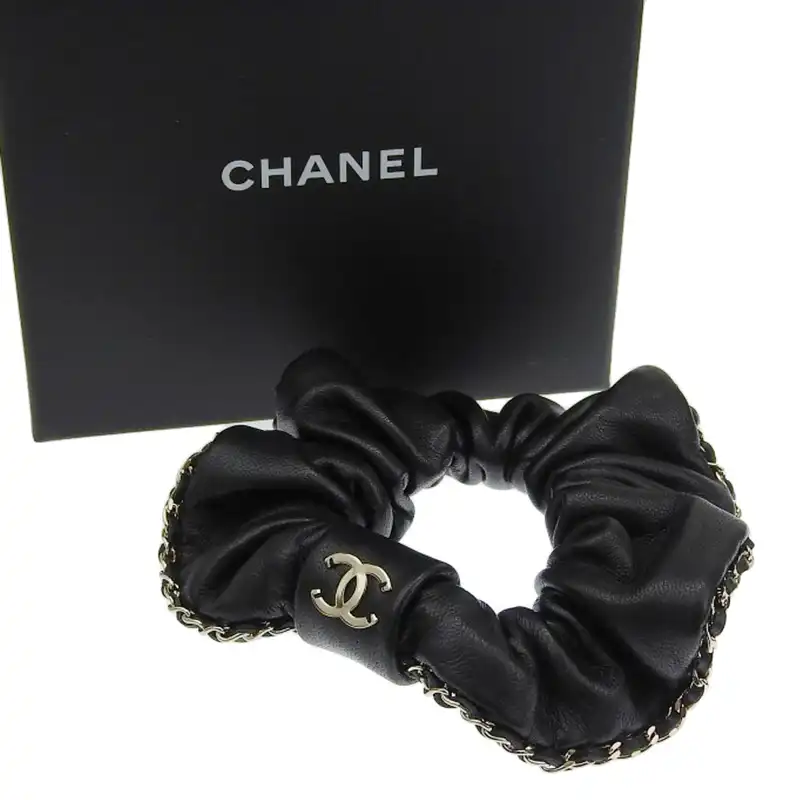 http://シャネル%20CHANEL%20ココマーク%20シュシュ%20ヘアゴム%20ヘアアクセサリー%20レザー%20GP%20ブラック%20ゴールド色%20A22V%20中古%20CH0976